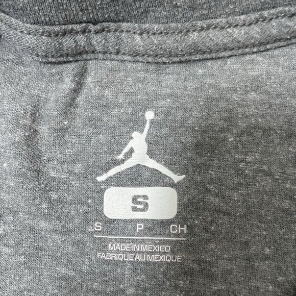 Nike Men’s Air Jordan Red Classic Iconic Wings Logo Gray Tshirt Size Small - Picture 4 of 6